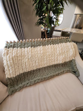 Load image into Gallery viewer, Jumbo KIT #8 Blanket Loom 36" includes 6 skeins of #8 Jumbo Yarn
