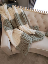 Load image into Gallery viewer, Jumbo KIT #8 Blanket Loom 36" includes 6 skeins of #8 Jumbo Yarn