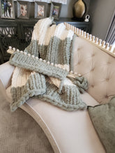 Load image into Gallery viewer, Jumbo KIT #8 Blanket Loom 36" includes 6 skeins of #8 Jumbo Yarn