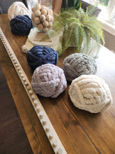 Load image into Gallery viewer, Jumbo KIT #8 Blanket Loom 36" includes 6 skeins of #8 Jumbo Yarn