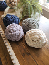 Load image into Gallery viewer, Jumbo KIT #8 Blanket Loom 36" includes 6 skeins of #8 Jumbo Yarn