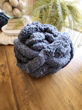 Load image into Gallery viewer, Jumbo KIT #8 Blanket Loom 36" includes 6 skeins of #8 Jumbo Yarn