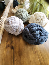 Load image into Gallery viewer, Jumbo KIT #8 Blanket Loom 36" includes 6 skeins of #8 Jumbo Yarn