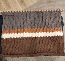 Load image into Gallery viewer, Chunky Blanket Loom Kit 45" - Includes Bernat Big Yarn & Video Tutorials - Extendable (E)