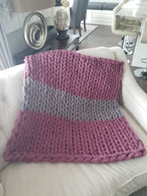 Load image into Gallery viewer, Chunky yarn blanket
