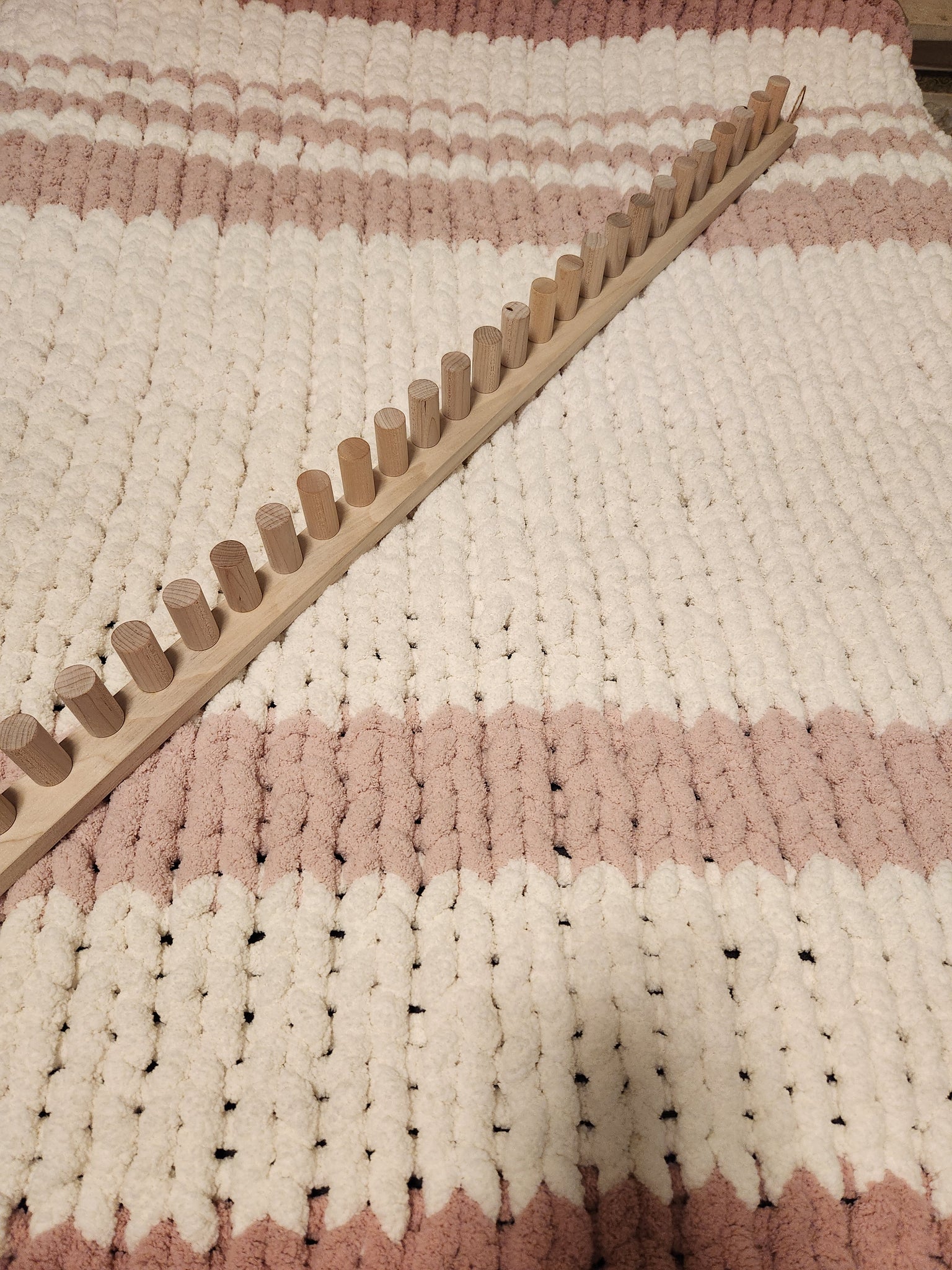 thumbnail interactive-video image 1 of Reessy Chunky Knitting Loom Kit - Wooden Blanket Loom For Thick Yarn 1 of 10