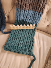 Load image into Gallery viewer, 10 Peg Sammy Bear Chunky Blanket Loom - Make scarves, car seat blankets and more
