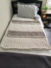 Load image into Gallery viewer, Travelling Chunky Blanket Loom™ - 36&quot; - 24 Pegs -Make Beautiful Blankets Anywhere - Over 100 Video Tutorials Included
