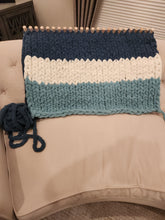 Load image into Gallery viewer, Travelling Chunky Blanket Loom™ - 36&quot; - 24 Pegs -Make Beautiful Blankets Anywhere - Over 100 Video Tutorials Included
