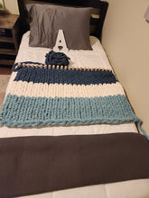 Load image into Gallery viewer, Travelling Chunky Blanket Loom™ - 36&quot; - 24 Pegs -Make Beautiful Blankets Anywhere - Over 100 Video Tutorials Included
