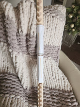 Load image into Gallery viewer, Travelling Chunky Blanket Loom™ - 36&quot; - 24 Pegs -Make Beautiful Blankets Anywhere - Over 100 Video Tutorials Included

