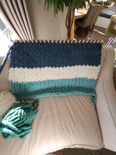 Load image into Gallery viewer, Travelling Chunky Blanket Loom™ - 36&quot; - 24 Pegs -Make Beautiful Blankets Anywhere - Over 100 Video Tutorials Included
