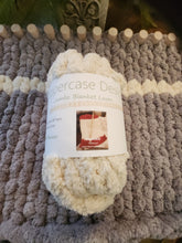 Load image into Gallery viewer, Jumbo Blanket Loom and 3cm Jumbo #8 Yarn
