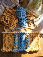 Load image into Gallery viewer, Extendable Chunky Blanket Loom™ for Jumbo #7 Yarn | 100+ Lifetime Tutorial Videos (E)
