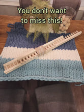 Load and play video in Gallery viewer, Expandable 3 Piece Chunky Blanket Loom™ - Over 100 Online Tutorial Videos Included (E)
