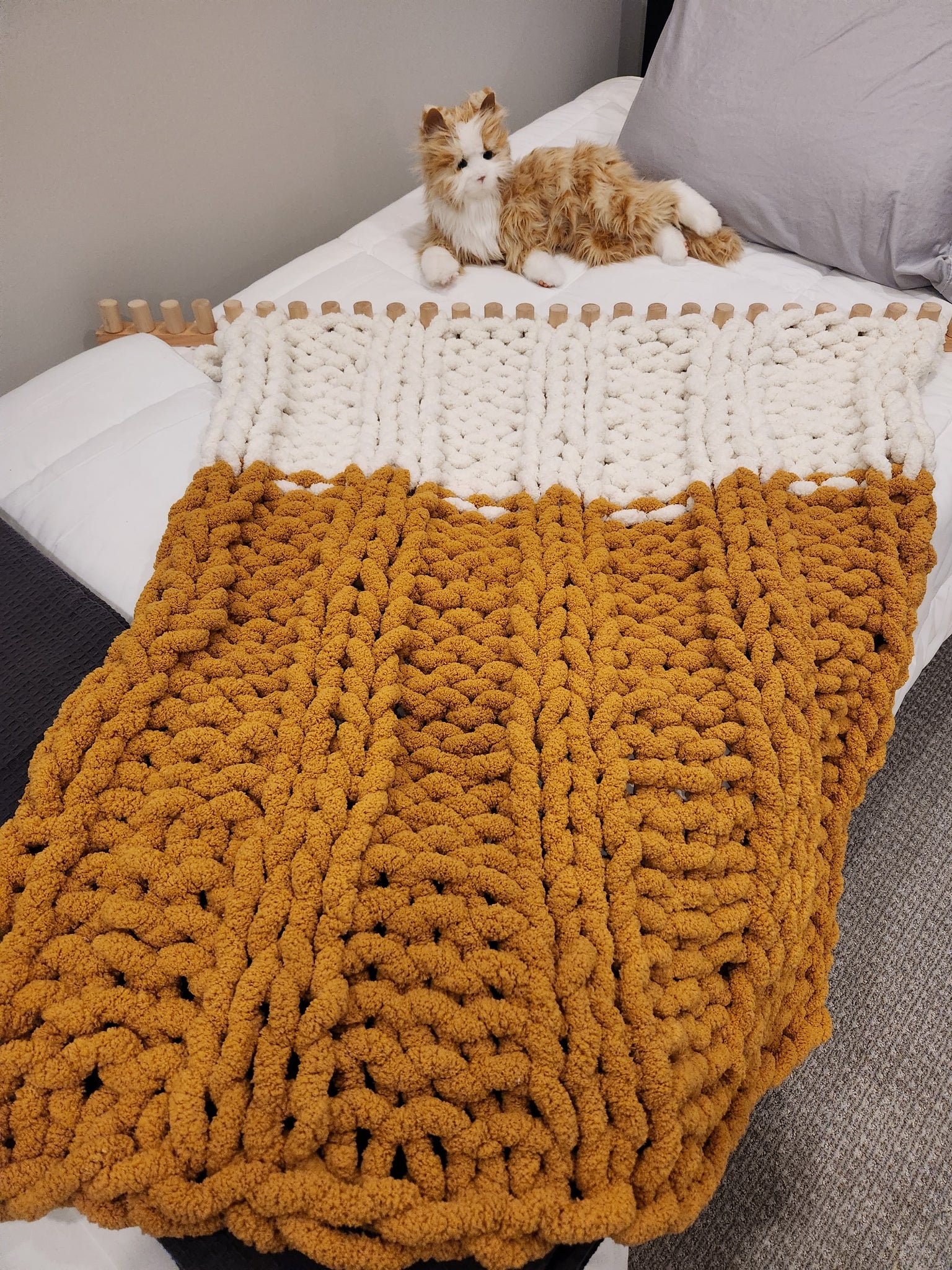 DIY Chunky Blanket Loom for Chunky Blankets - Beginner Friendly – Uppercase  Designs